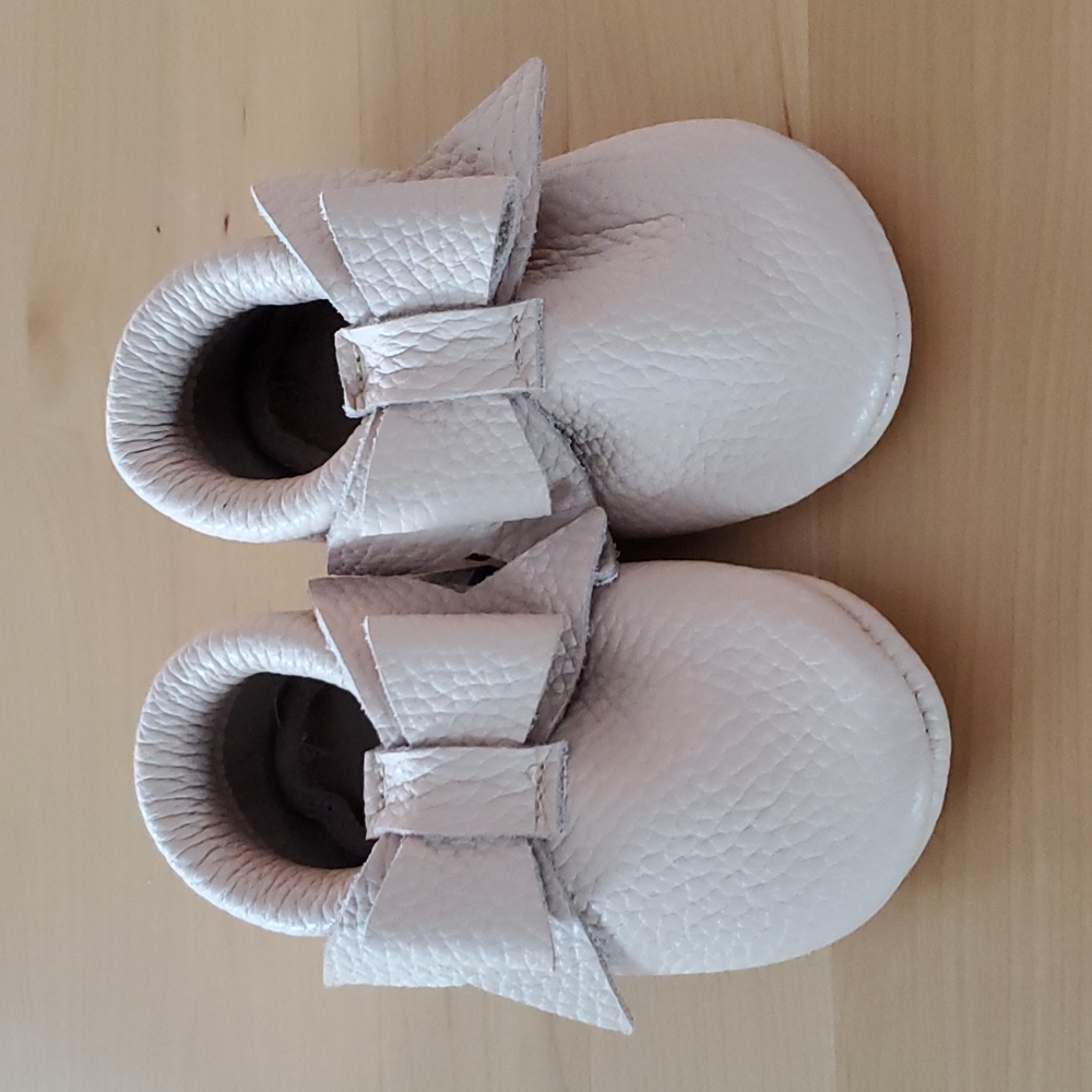Little Bee Personalized "AYLA" Handmade Leather Bow Moccasins, Pale Pink Sz 6-9